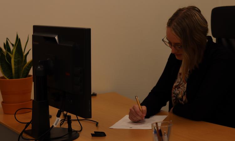 Lovisa sitter på sitt kontor och arbetar