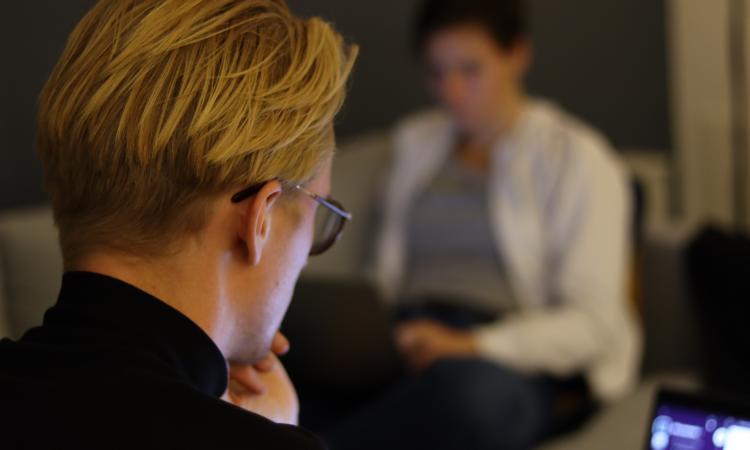 Felix håller koll på Instagram.