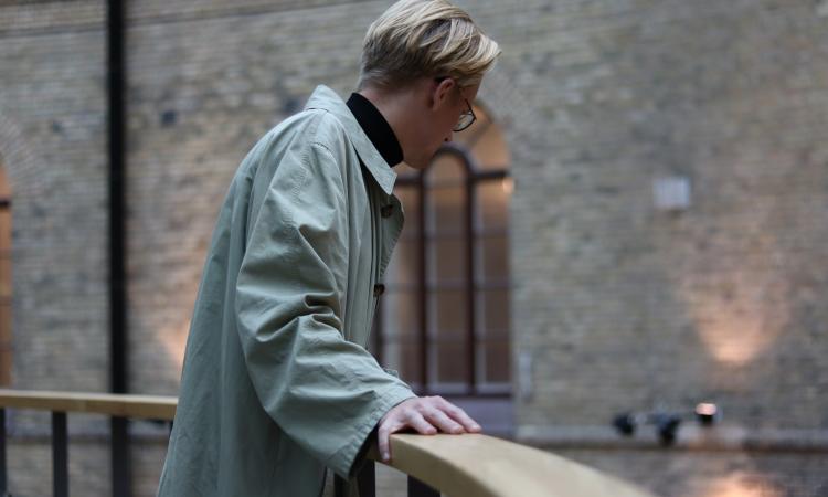 Felix tittar ut över biblioteket