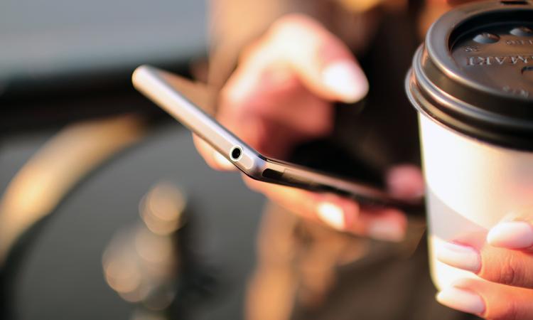 hand håller i en telefon