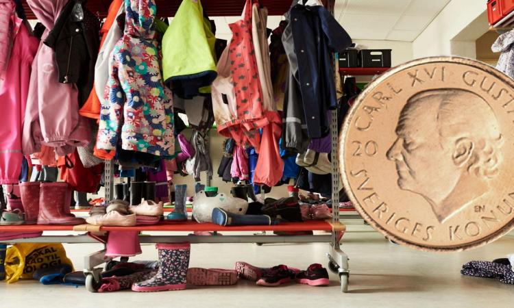 Elevers kläder med ett 2kr mynt till höger