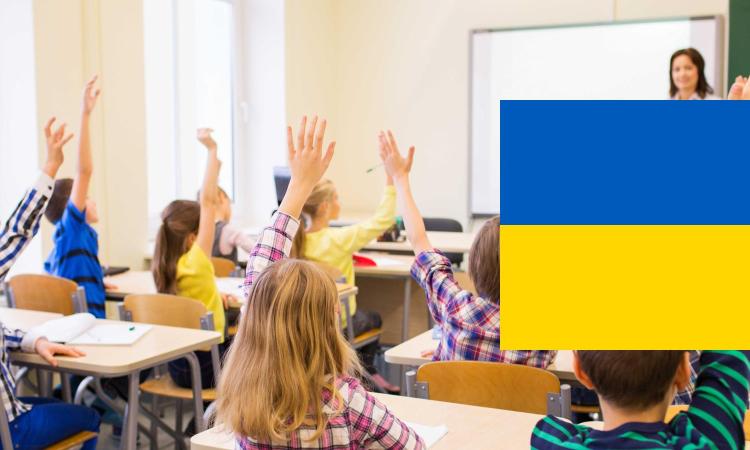 Elever som räcker upp handen och en bild på Ukrainas flagga