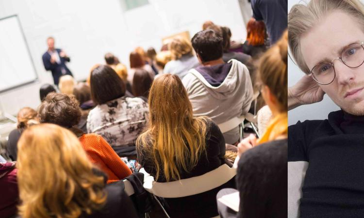 Felix till höger om en klass