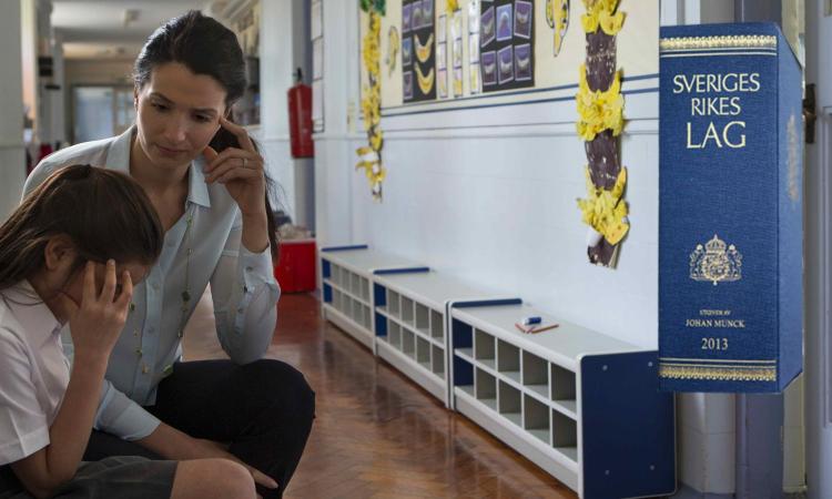 Lärare tröstar elever, sveriges lagbok till höger