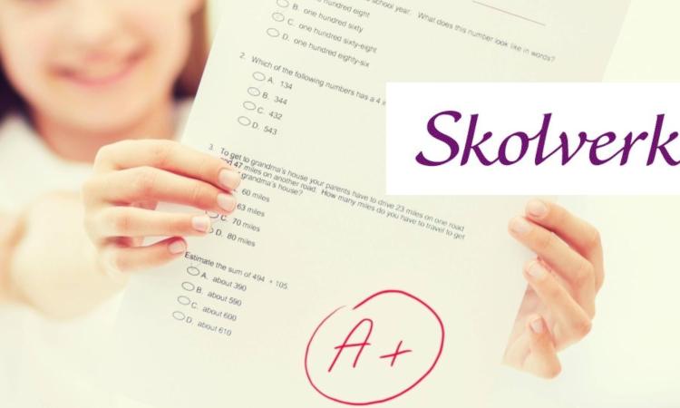 Ett blad med betyg till vänster, med skolverkets logga till höger. 