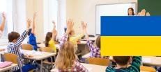 Elever som räcker upp handen och en bild på Ukrainas flagga