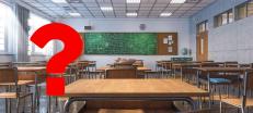 Ett rött frågetecken till vänster om ett klassrum. 